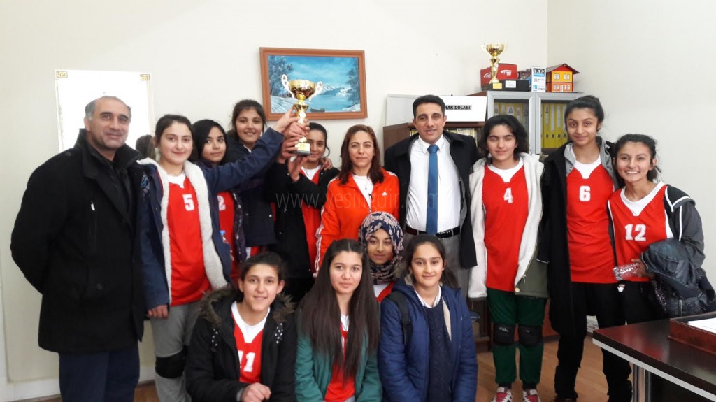 CUMHURİYET ORTAOKULU YILDIZ KIZLAR VOLEYBOL MÜSABAKASINDA BİRİNCİ OLDU