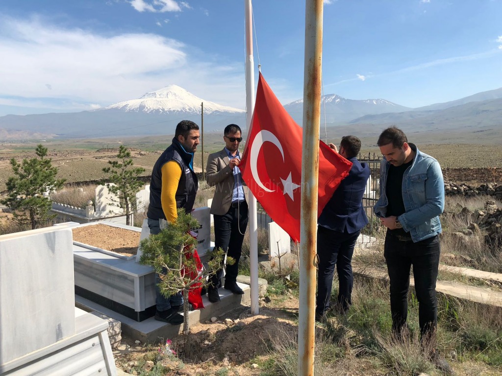 Ak Gençlik Şehit Mezarlarını Ziyaret Ederek Türk Bayraklarını Değiştirdi