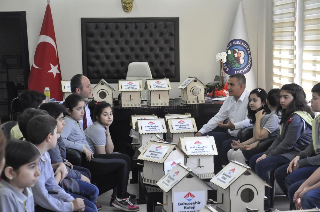 BAHÇEŞEHİR KOLEJİ ÖĞRENCİLERİ BELEDİYE BAŞKANI MURAT YİKİTİZİYARET ETTİ