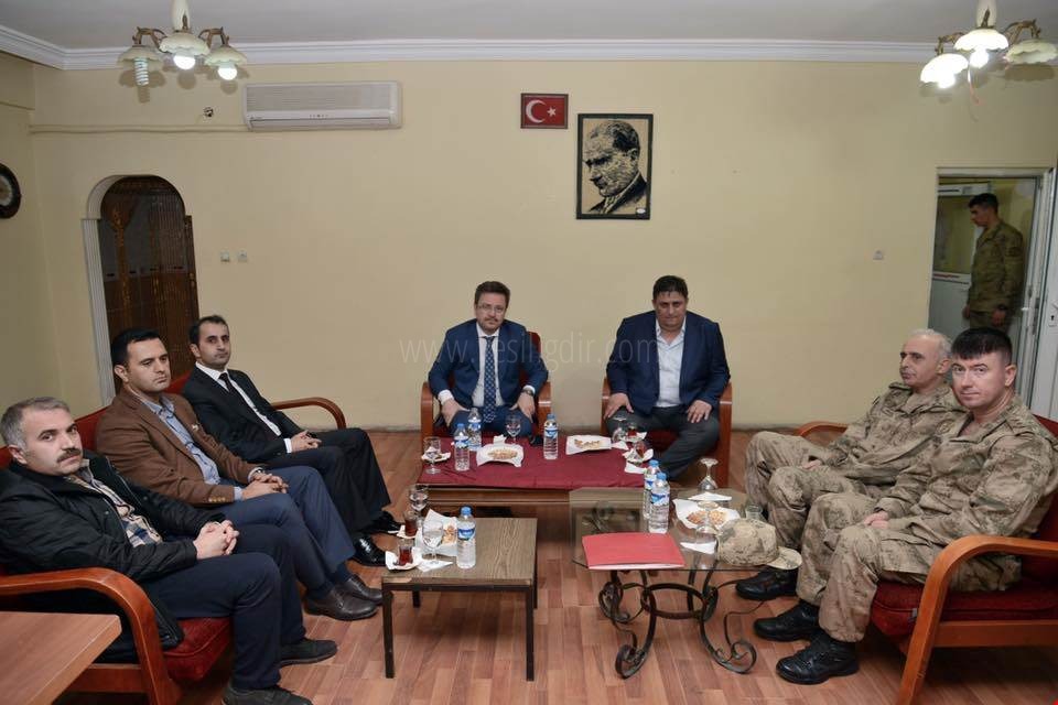 VALİ ENVER ÜNLÜ KARAKOYUNLU İLÇE JANDARMA KOMUTANLIĞINI ZİYARET ETTİ