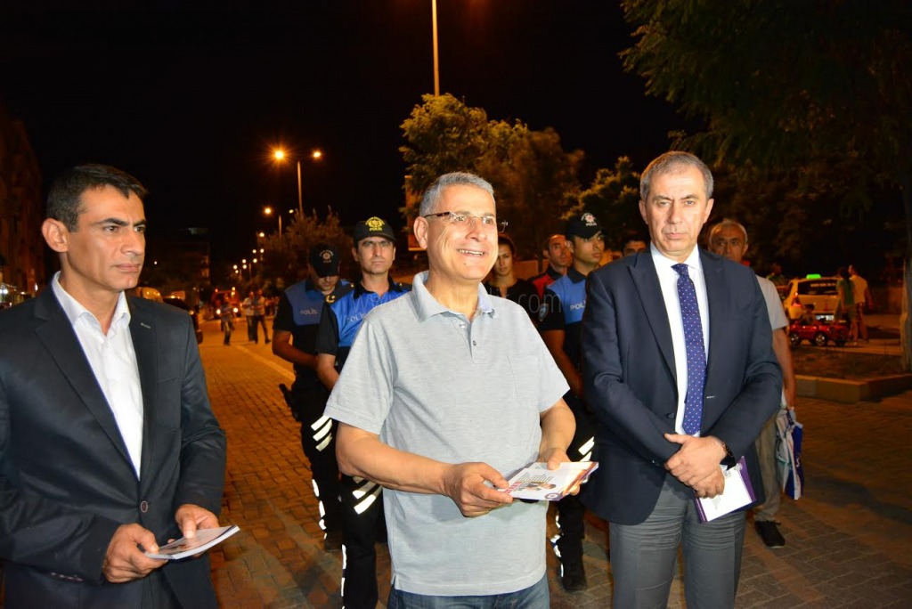 IĞDIRDA VALİ EMNİYET MÜDÜRÜ VE JANDARMA KOMUTANI DOLANDIRICILIK KONUSUNDA BROŞÖR DAĞITTI