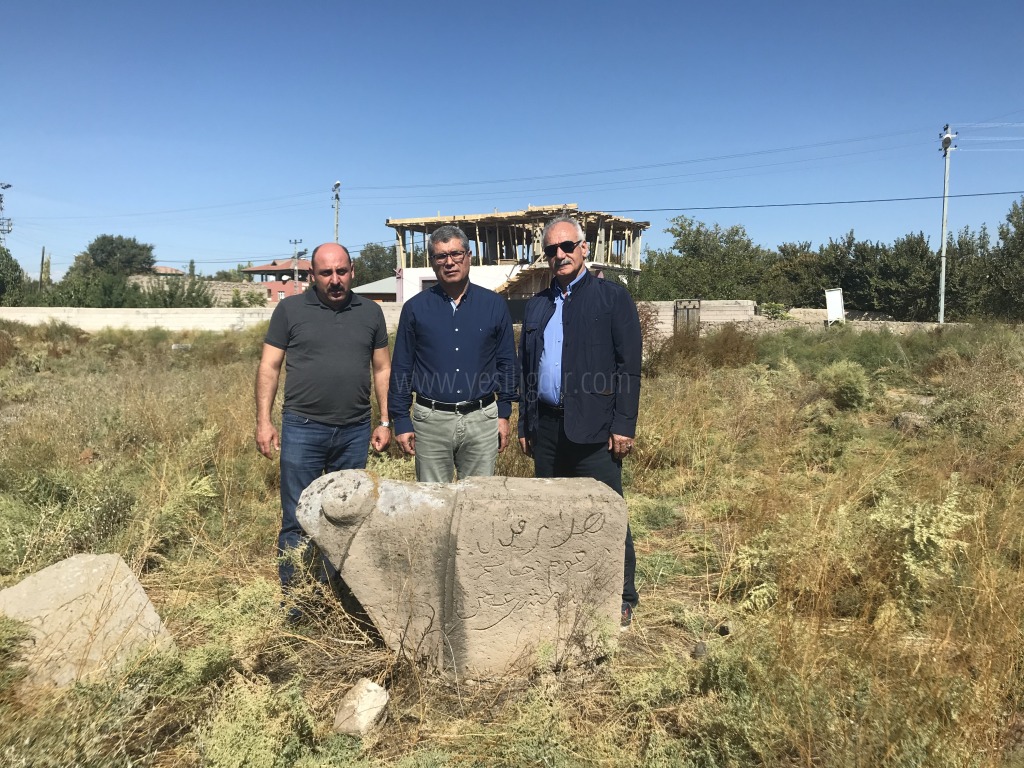 Arslan Koçbaşlı Mezar taşlarında incelemelerde bulundu