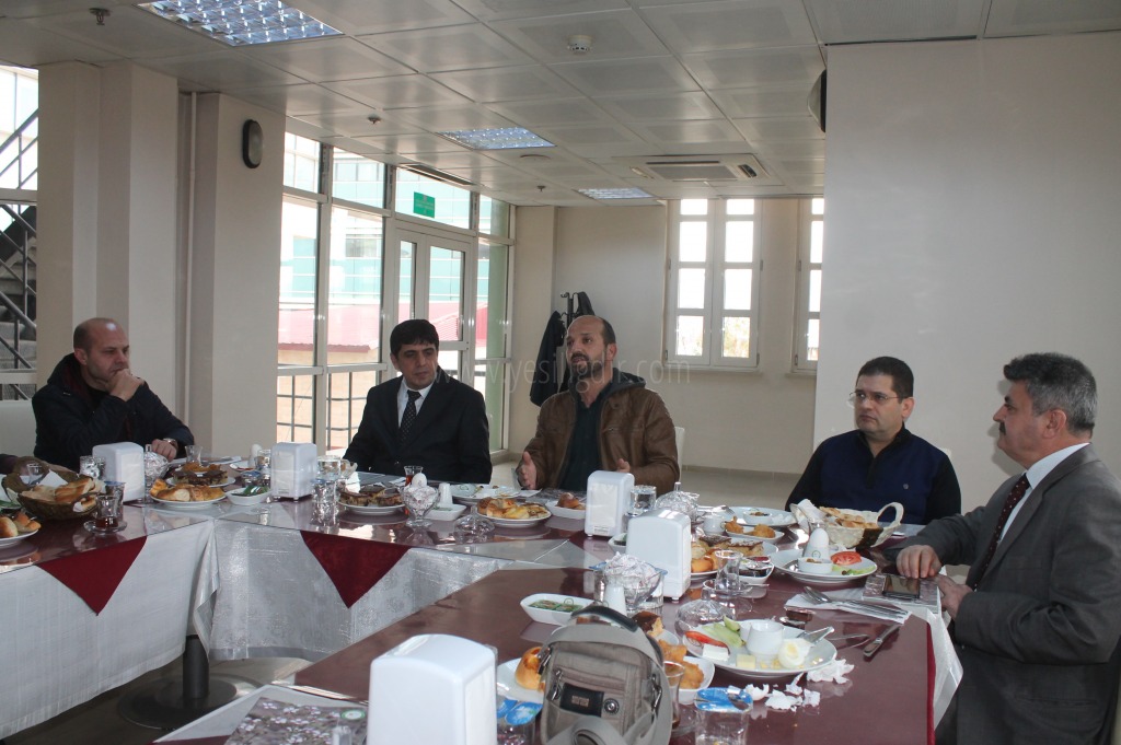 IĞDIR ÜNİVERİSTESİNDEN ÇAYIR MERA BİTKİLERİ KILAVUZU ÇIKTI