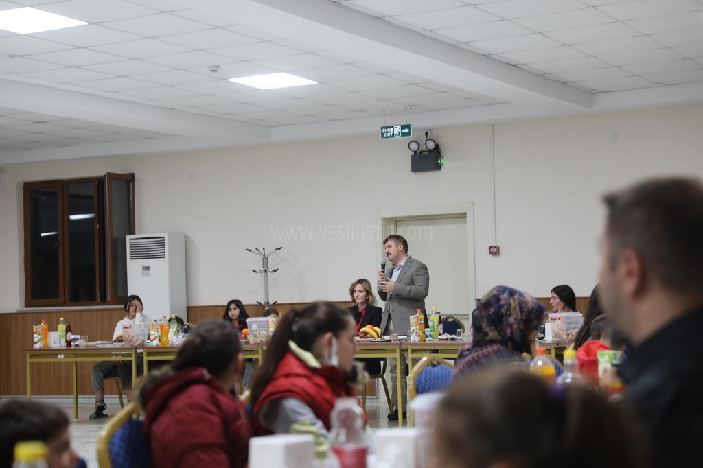 Yetim gülerse dünya güler