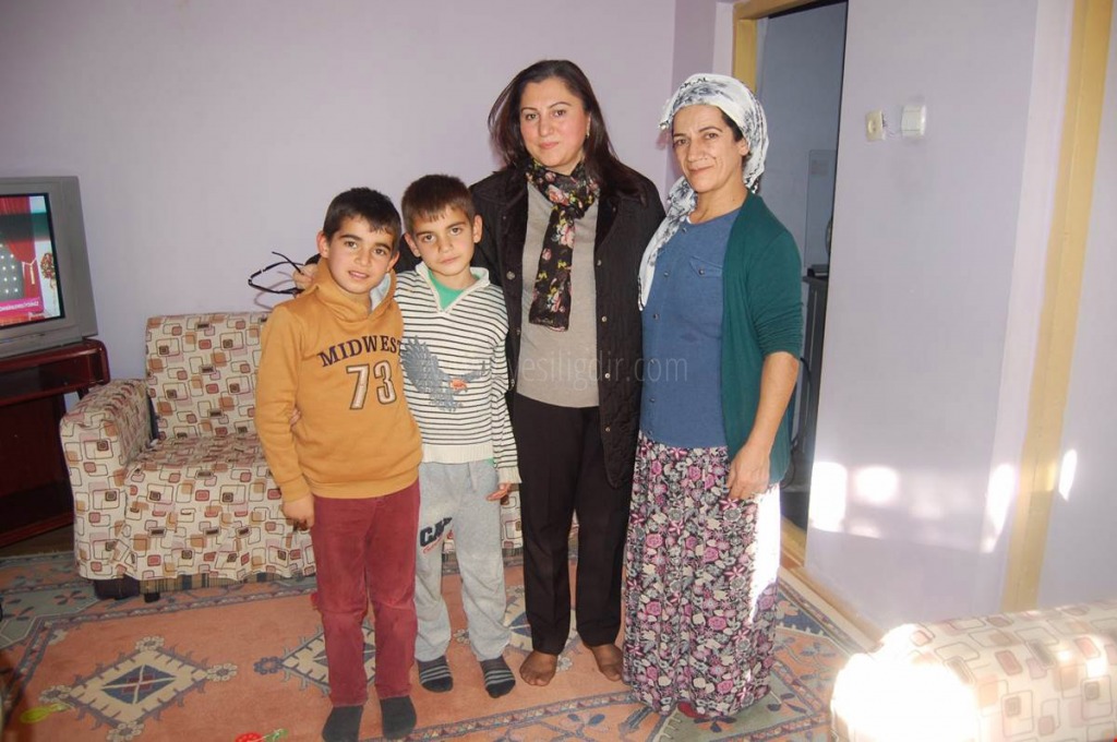 SEMA ÜNLÜ HANIMEFENDİ İHTİYAÇ SAHİBİ AİLELERİ ZİYARET ETMEYE DEVAM EDİYOR