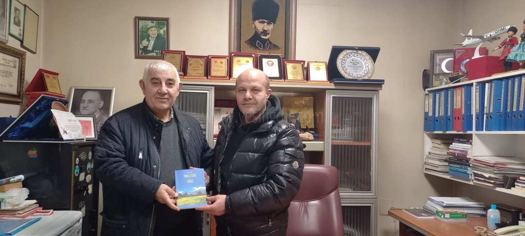 ECZACI NAZIM KARADAĞ YANLIŞ TEŞHİS İSİMLİ KİTABI OKUYUCUYLA BULUŞTU