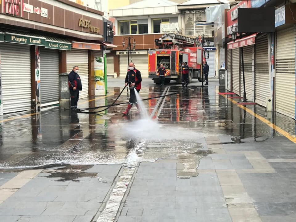 Cadde ve sokaklar yıkandı