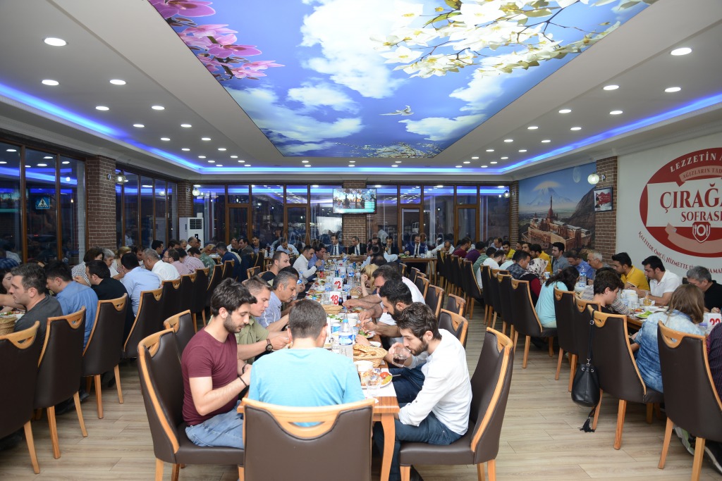 VALİ ÜNLÜ GÜMRÜK PERSONELİYLE İFTAR YAPTI