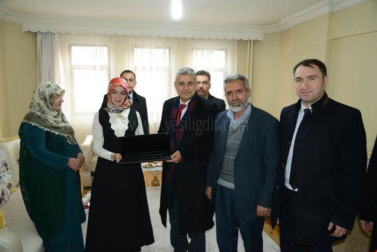 İLİMİZDE PROJE KAPSAMINDA ŞEHİT AİLELESİNE BİLGİSAYAR VERİLDİ