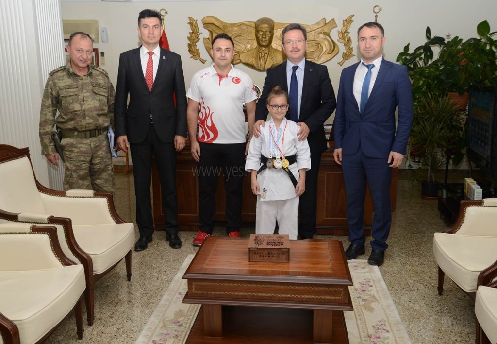 VALİ ENVER ÜNLÜ BAŞARILI SPORCULARI ÖDÜLLENDİRDİ