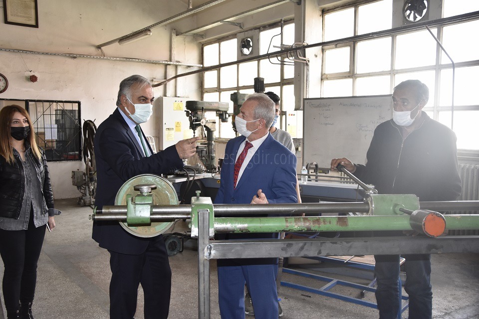 Iğdır Milli Eğitim Müdürü Mesleki Ve Teknik Anadolu Lisesini Ziyaret Etti