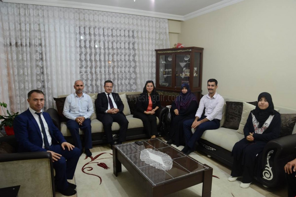 VALİ ENVER ÜNLÜDEN GAZİ AİLELERİNE ZİYARET