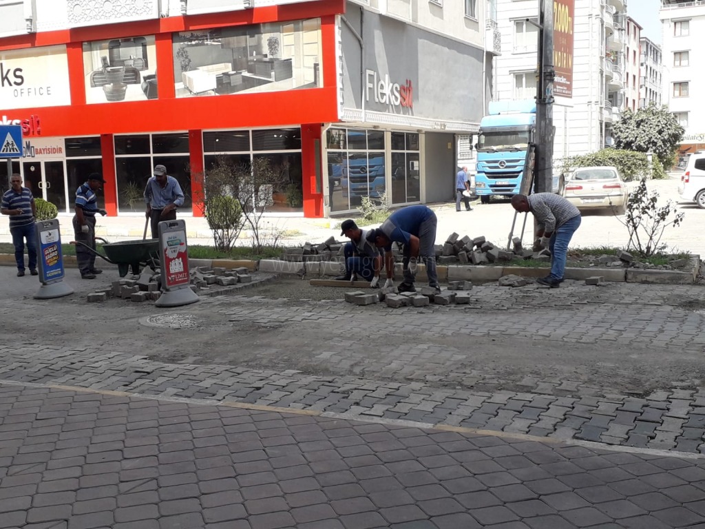 BOZUK YOLLAR VE PARKE TAŞLARI ONARILIYOR