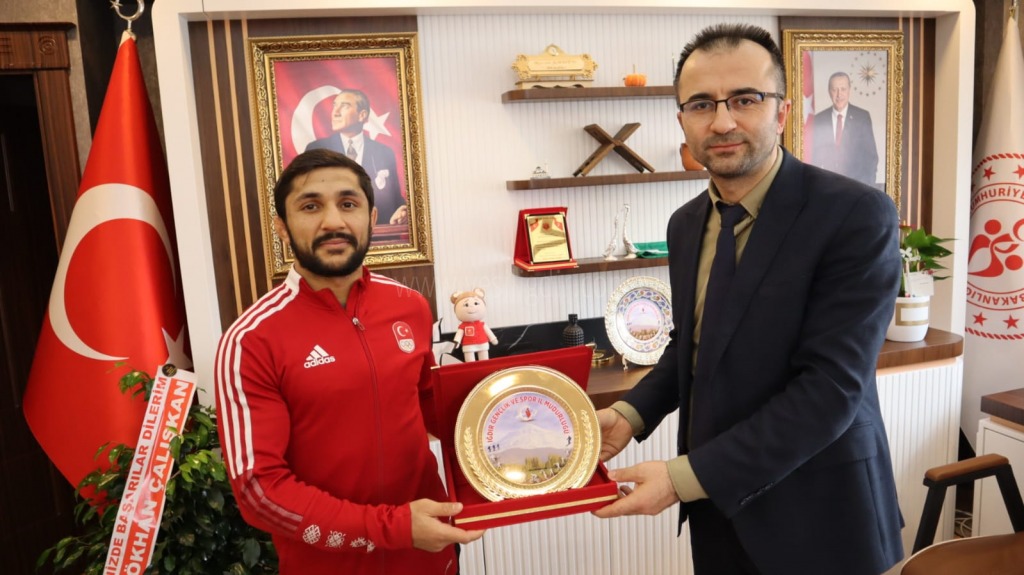 Iğdır Gençlik ve Spor İl Müdürü Recai Şahinden Milli Sporcuya Plaket