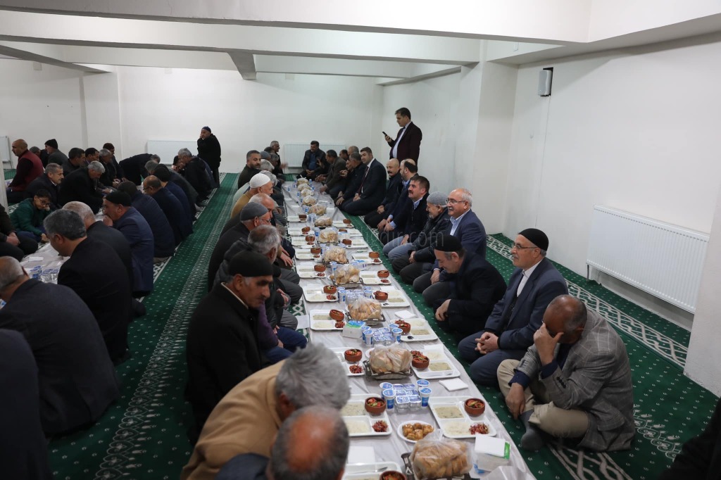 Vali H Engin Sarıibrahim vatandaşlarla birlikte iftar yaptı