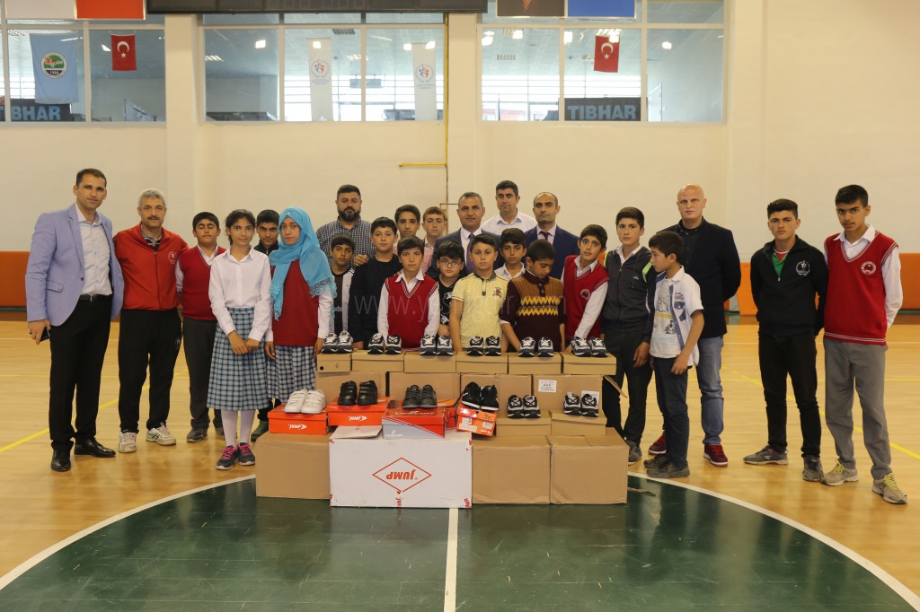 Çocuklara 100 Çift Spor Ayakkabı
