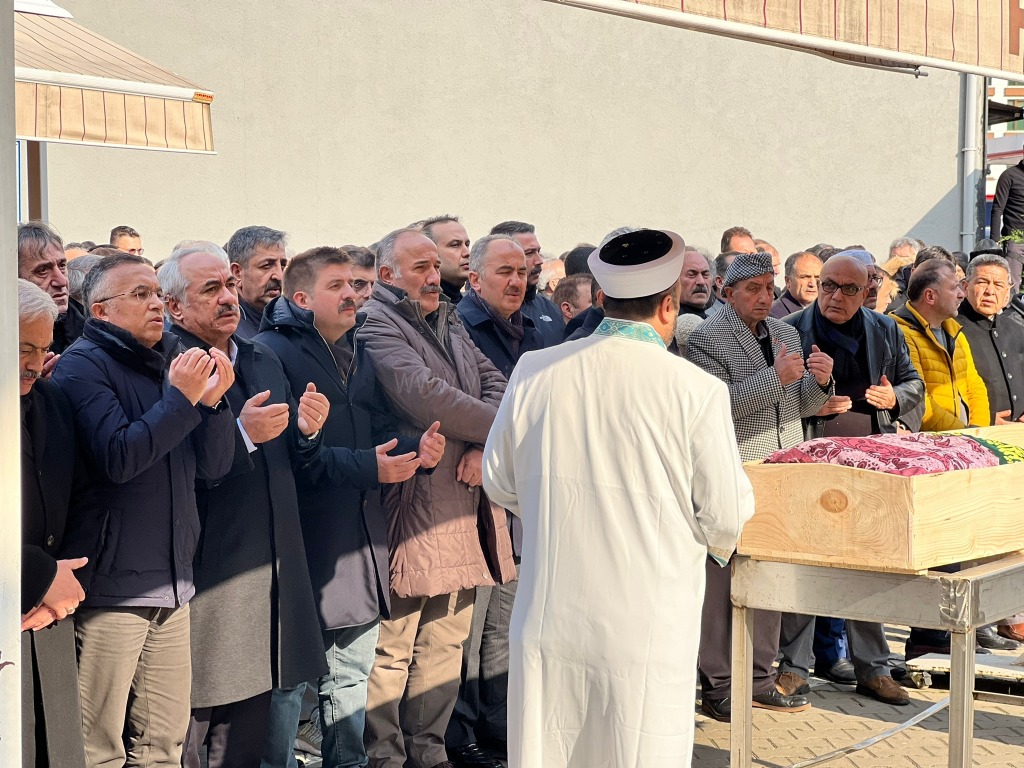VALİ SARIİBRAHİMİN ANNESİ SUNA SARIİBRAHİM RİZE ÇAYELİNDE DEFNEDİLDİ