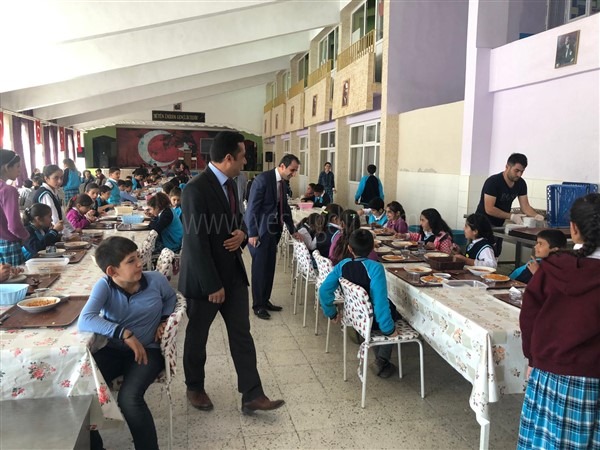 Karakoyunlu Kaymakamı Güzel öğrencilerle yemekte bir araya geldi