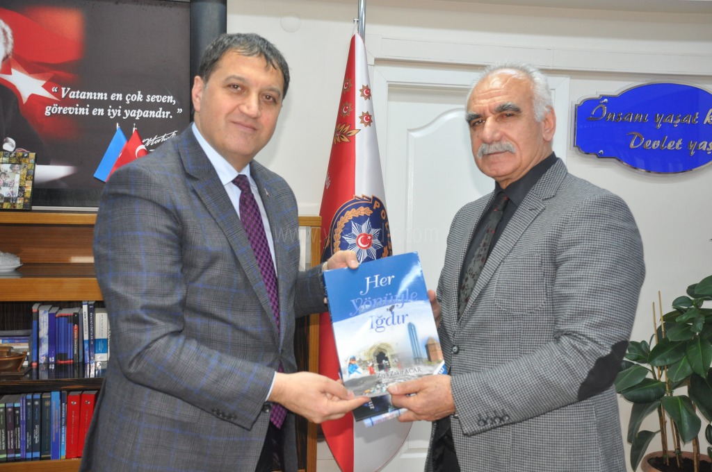 ZİYA  ZAKİR  ACAR HER YÖNÜYLE IĞDIR KİTABINI EMNİYET MÜDÜRÜ MELİH EKİCİYE  HEDİYE ETTİ