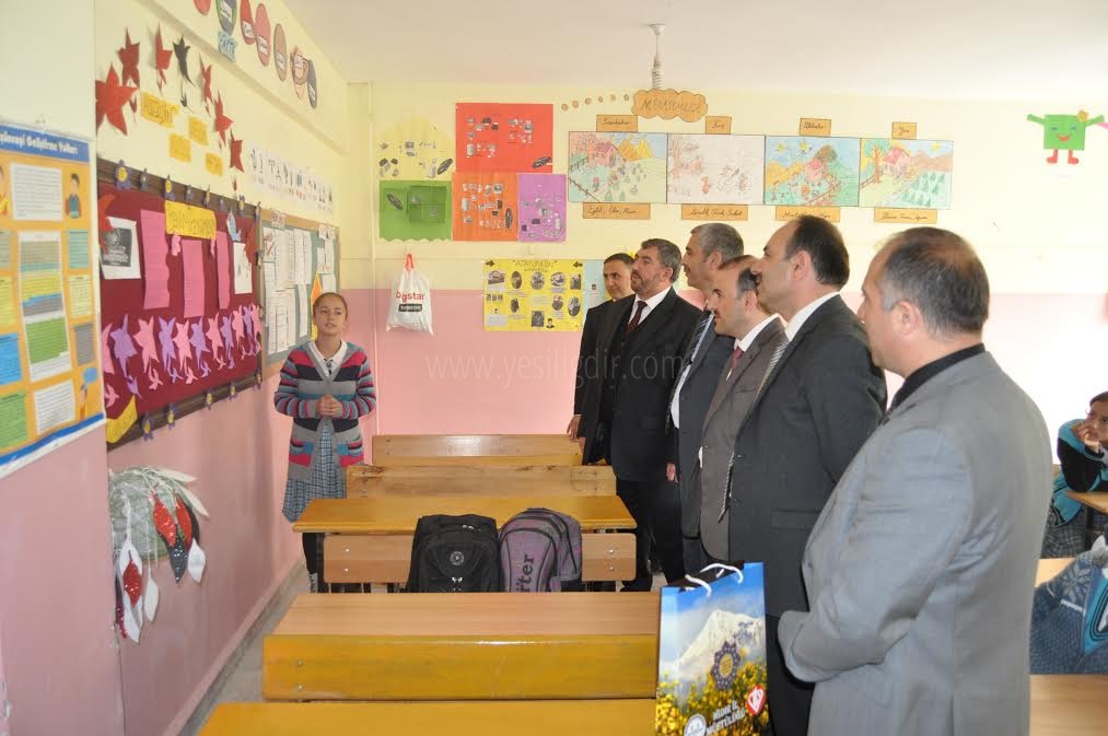 İlkokul Öğrencilerinin Kutlu Doğum Coşkusu Görülmeye Değerdi