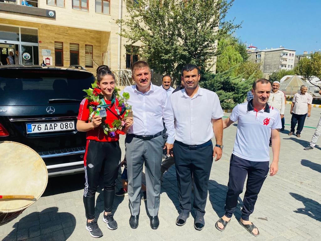 Gençler Dünya Şampiyonu Özlem Yıldızdan ValiBaşkan Sarıibrahim'e Anlamlı Ziyaret
