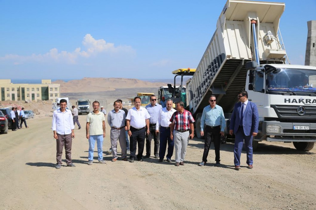 Rektör Yılmaz Suveren Kampüsünde Devam Eden Altyapı Çalışmalarını İnceledi
