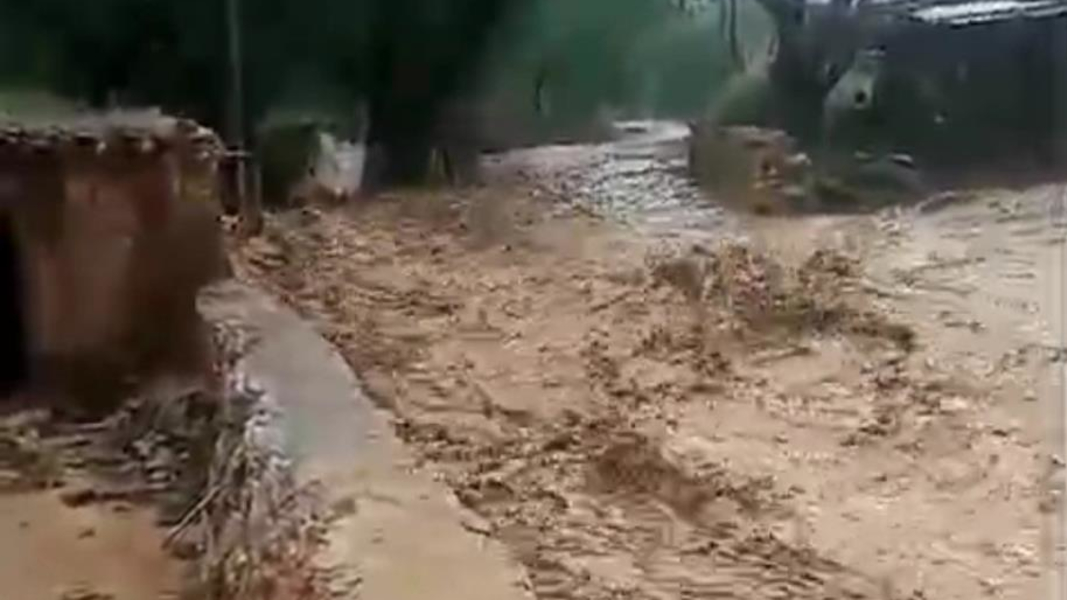 Başkale'de yollar dereye döndü