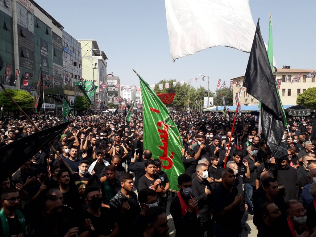 BİNLERCE KİŞİNİN KATILIMIYLA HZ HÜSEYİN'İN YEZİD TARAFINDAN ŞEHİT EDİLİŞİNİN 1382 YILI ANILDI