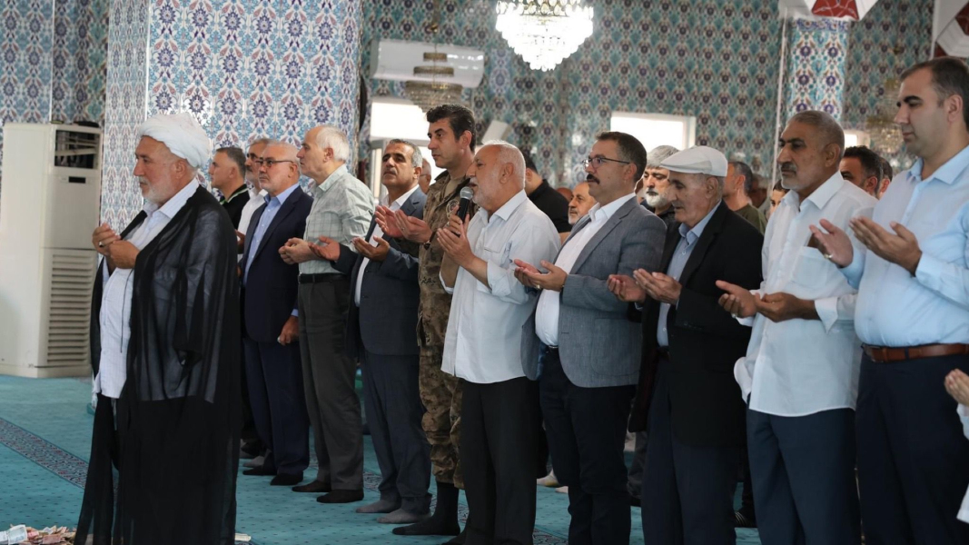Vali Vatandaşla Bayramlaştı