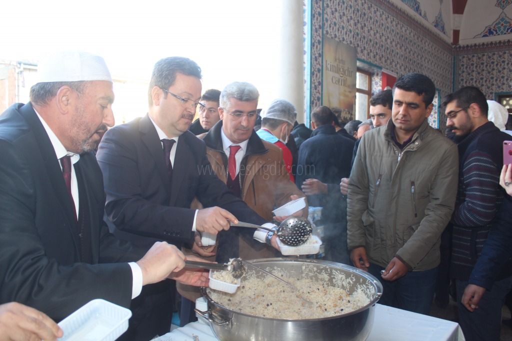 VALİ ENVER ÜNLÜ CUMA NAMAZI ÇIKIŞI VATANDAŞLARA PİLAV İKRAM ETTİ