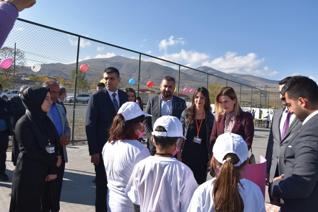 Suveren Ortaokulu TÜBİTAK 4006 Bilim Fuarı Düzenledi