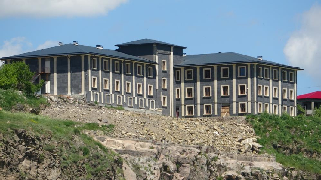 Başkan Demir, otel inşaatında doğanın tahrip edildiğini iddia etti