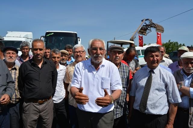 KÖYLÜLER YOLU KAPATTI