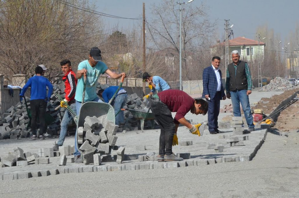 Topçular Mahallesinde parke döşeme çalışmaları