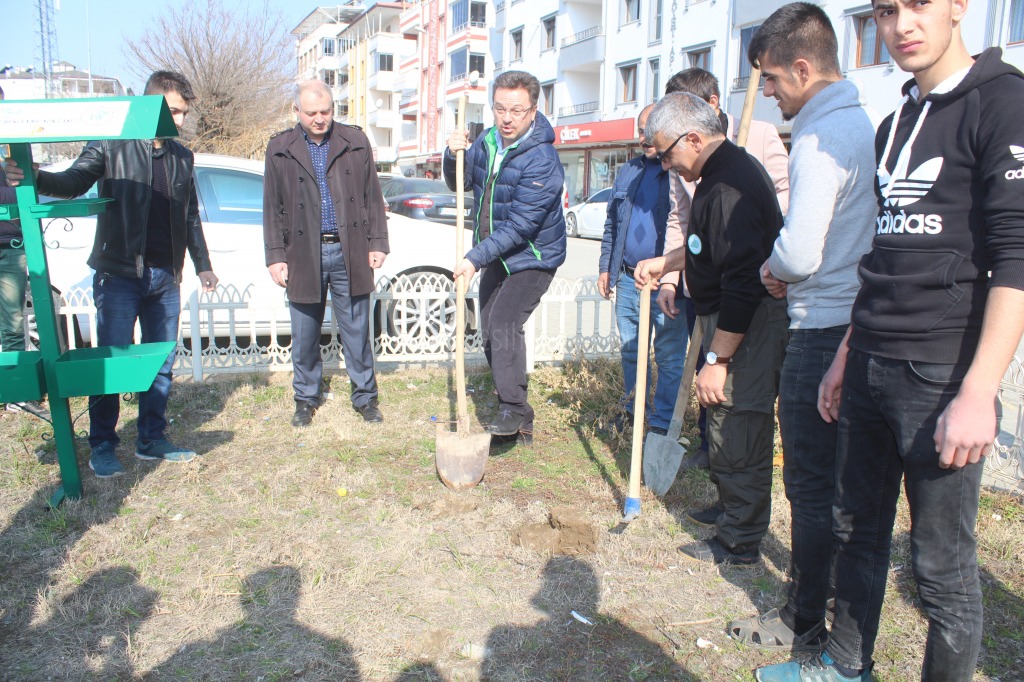 SOKAK HAYVANLARI İÇİN SU KABI BIRAKILDI