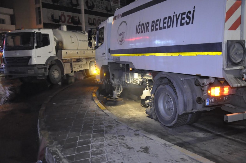 IĞDIR BELEDİYESİNDEN YOL YIKAMA ÇALIŞMASI