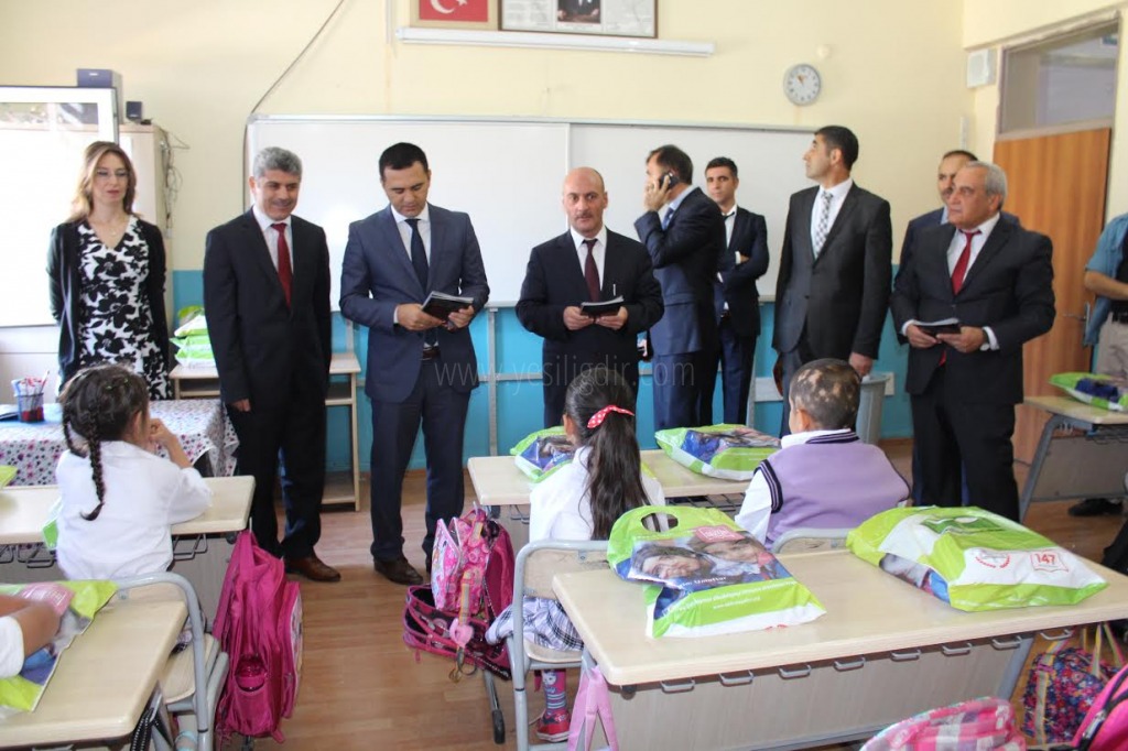 İlköğretim Haftası Kutlama Programı Çelenk Sunumu İle Başladı