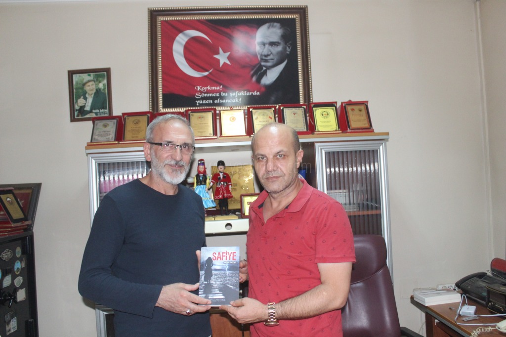 Yazar Musa Dedei SAFİYE Kitabını Hediye Etti