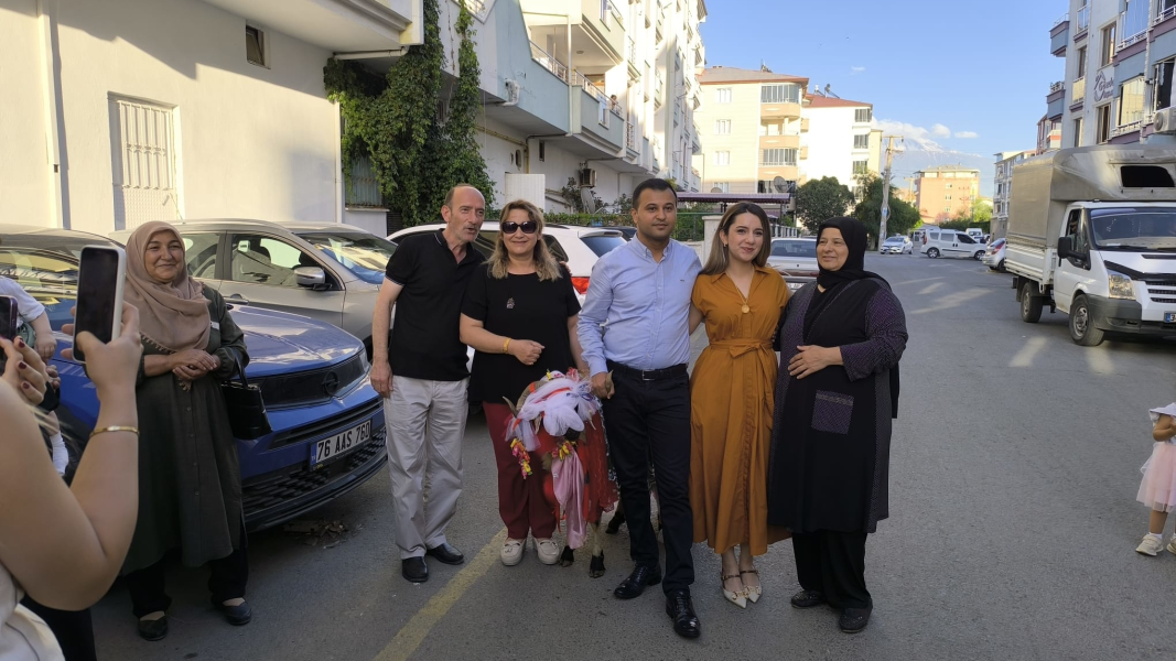 NİŞANLI KIZLARA KOÇLAR GÖNDERİLDİ