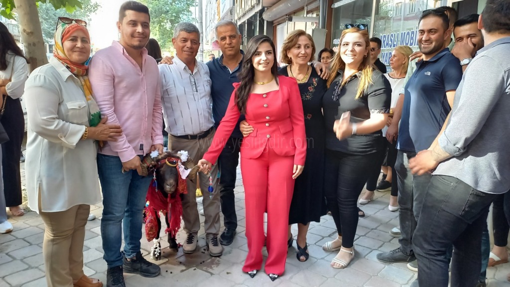 NİŞANLI KIZLARA BAYRAM ÖNCESİ KOÇ GÖNDERİLDİ