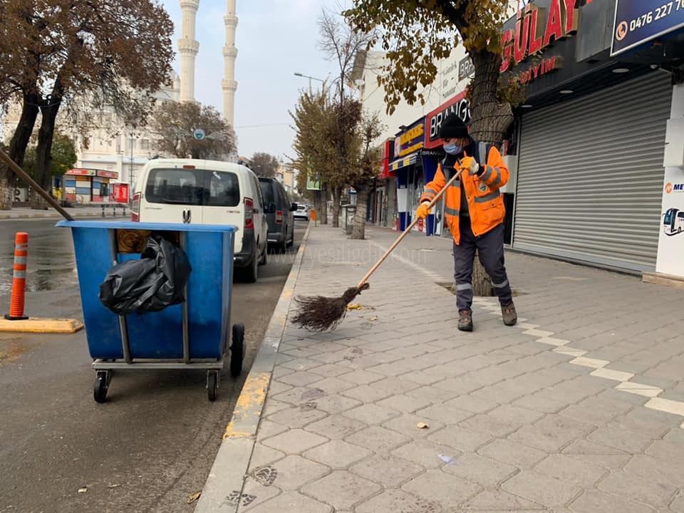 Boş kalan caddeler dezenfekte edildi