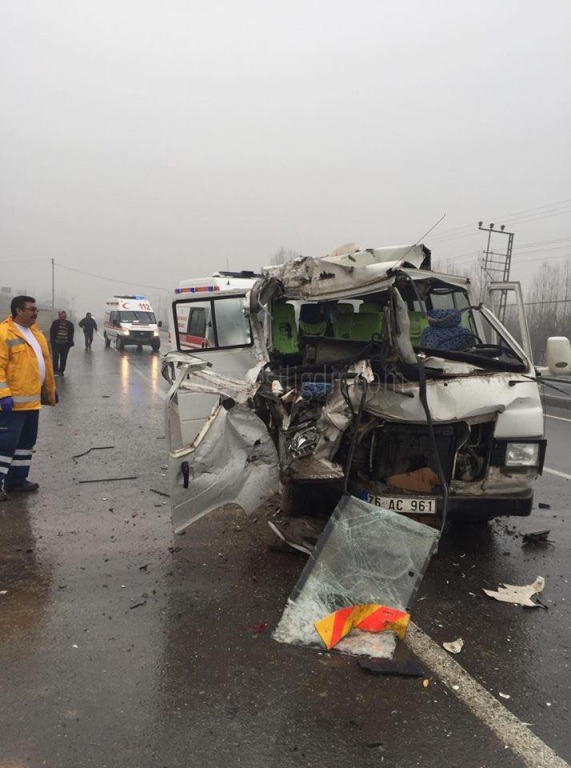 TRAFİK KAZASI 1 ÖLÜ 5 YARALI