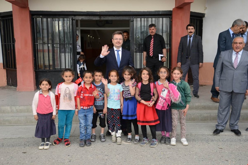 VALİ ENVER ÜNLÜ MİNİK ÖGRENCİLERİMİZLE BİR ARAYA GELDİ