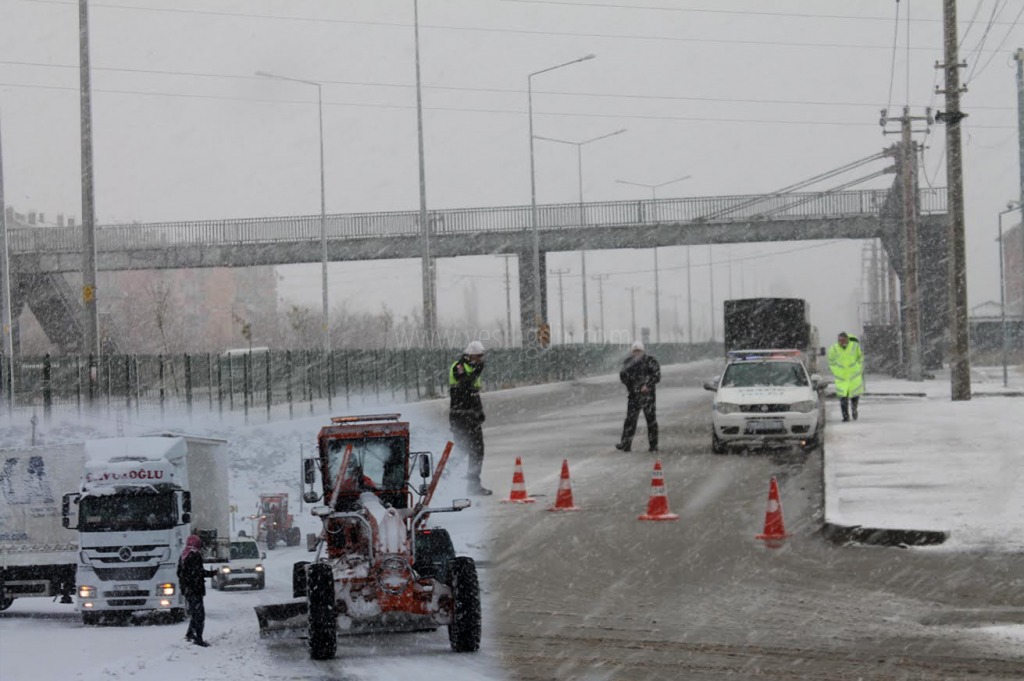 IĞDIR DOĞUBAYAZIT KARA YOLU ULAŞIMI AKSATIYOR