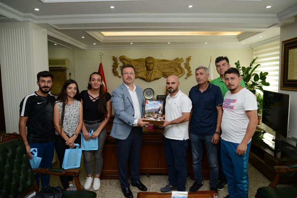 VALİ ENVER ÜNLÜ BESYO ÖĞRENCİLERİNİ MAKAMINDA KABUL ETTİ