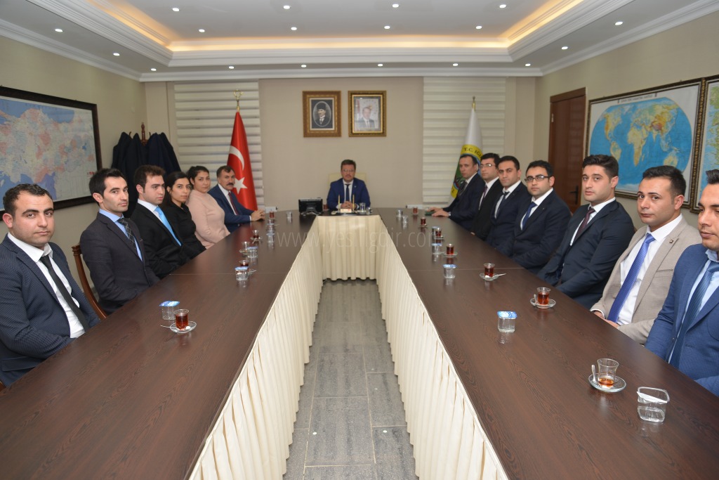 VALİ ÜNLÜ YENİ ATANAN MÜHENDİSLERLE BİR ARAYA GELDİ