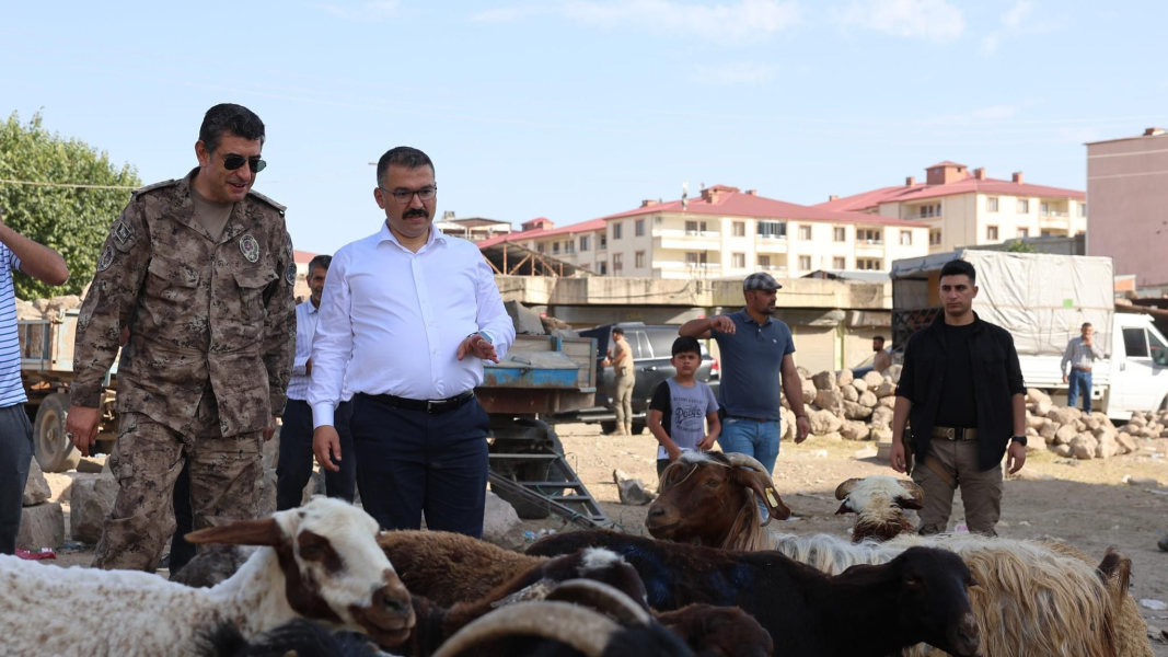 Vali Ercan Turan ve İl Emniyet Müdürü Erden Sakarya’dan Kurban Satış Alanına Ziyaret