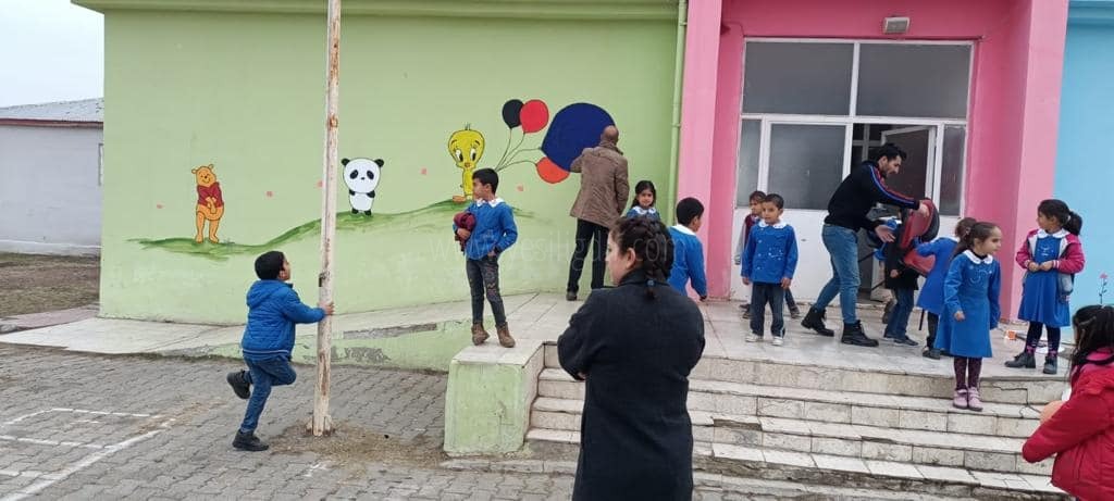 Iğdırda Okul duvarları rengarenk boyandı