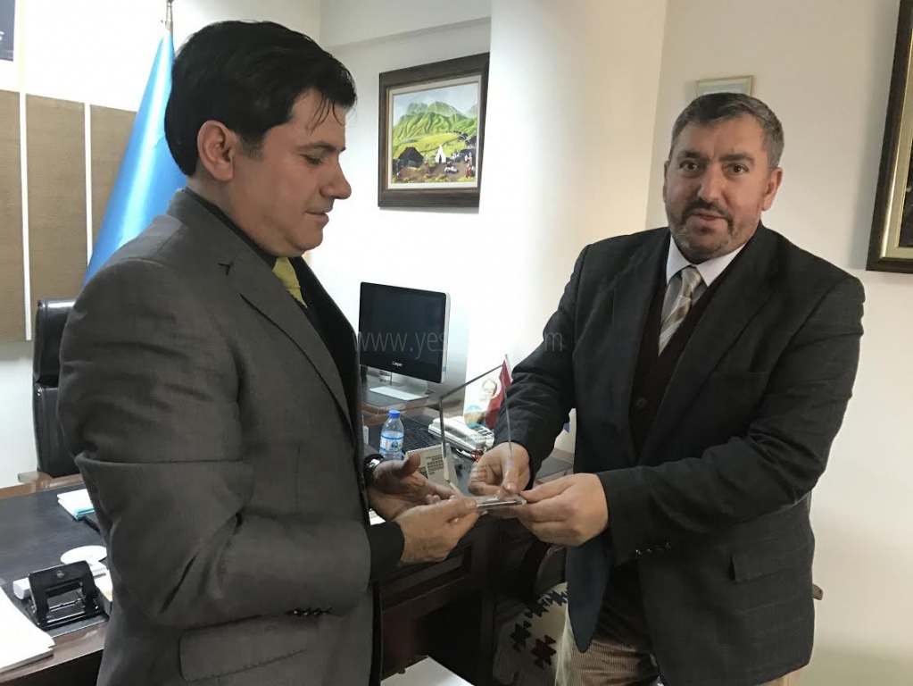 İL MÜFTÜSÜ CÜNEYT KULAZ KÜLTÜR VE TURİZM MÜDÜRÜ ENGİNDENİZE PLAKET VERDİ