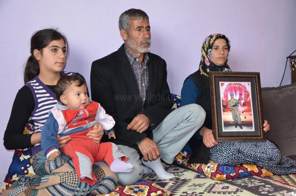 Kaçırılan askerin annesi İğnelerle ayakta duruyorum